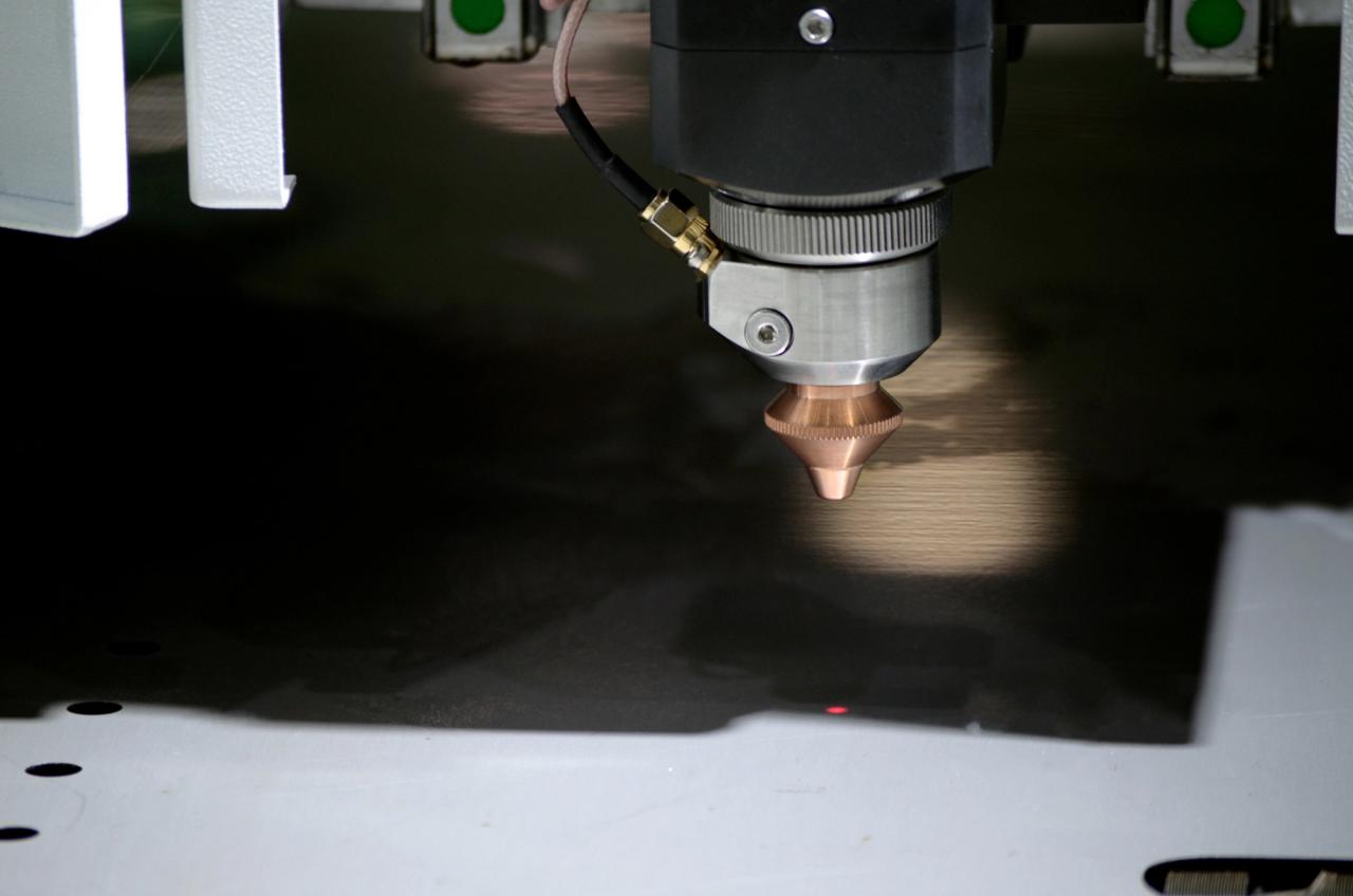 1500*3000mm 500w Racuys Or Ipg Fiber Laser Cutting Machine 1500*3000mm 500w Racuys və ya Ipg Fiber Lazer Kəsmə Maşını