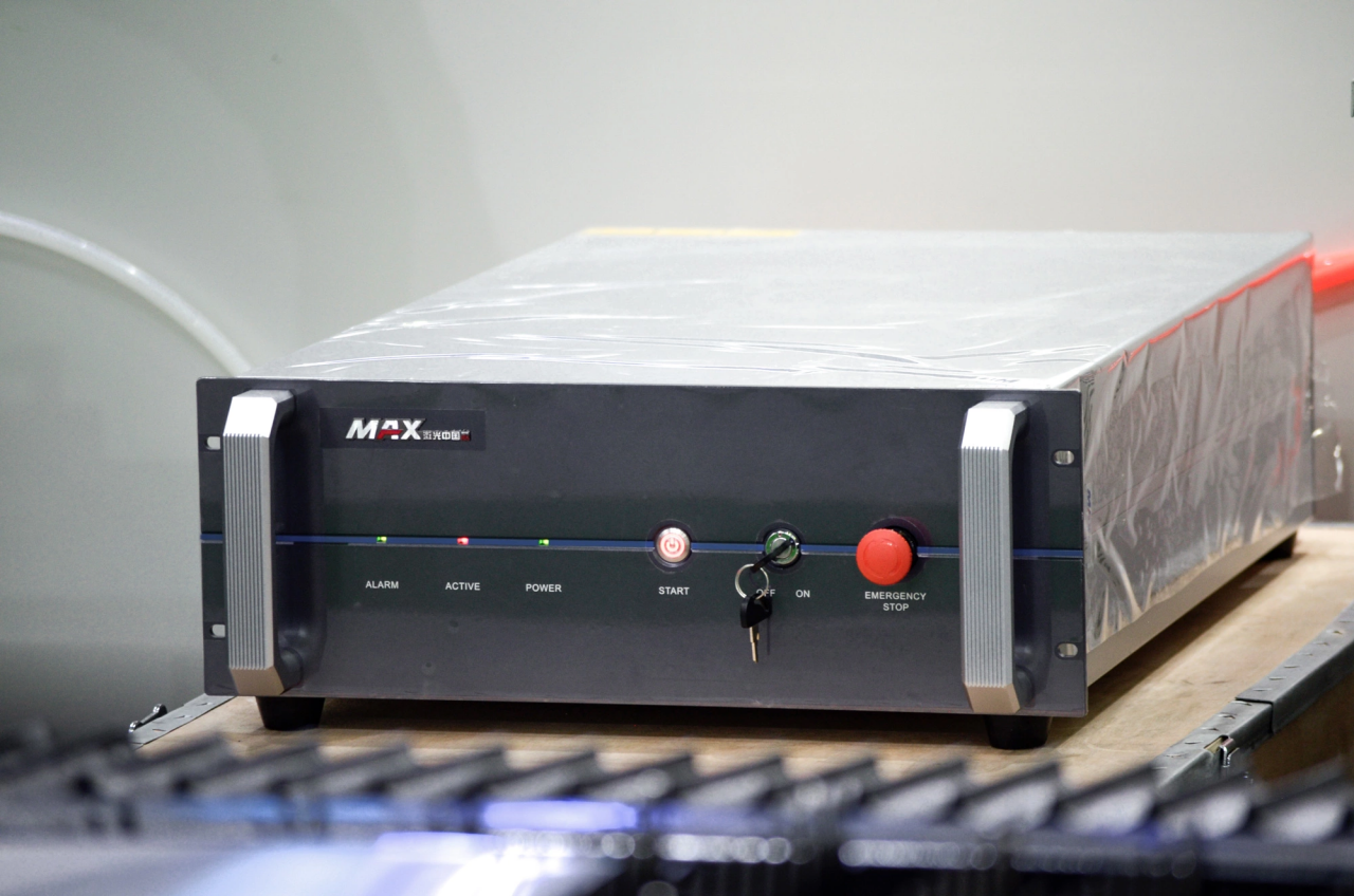 1500*3000mm 500w Racuys Or Ipg Fiber Laser Cutting Machine 1500*3000mm 500w Racuys və ya Ipg Fiber Lazer Kəsmə Maşını