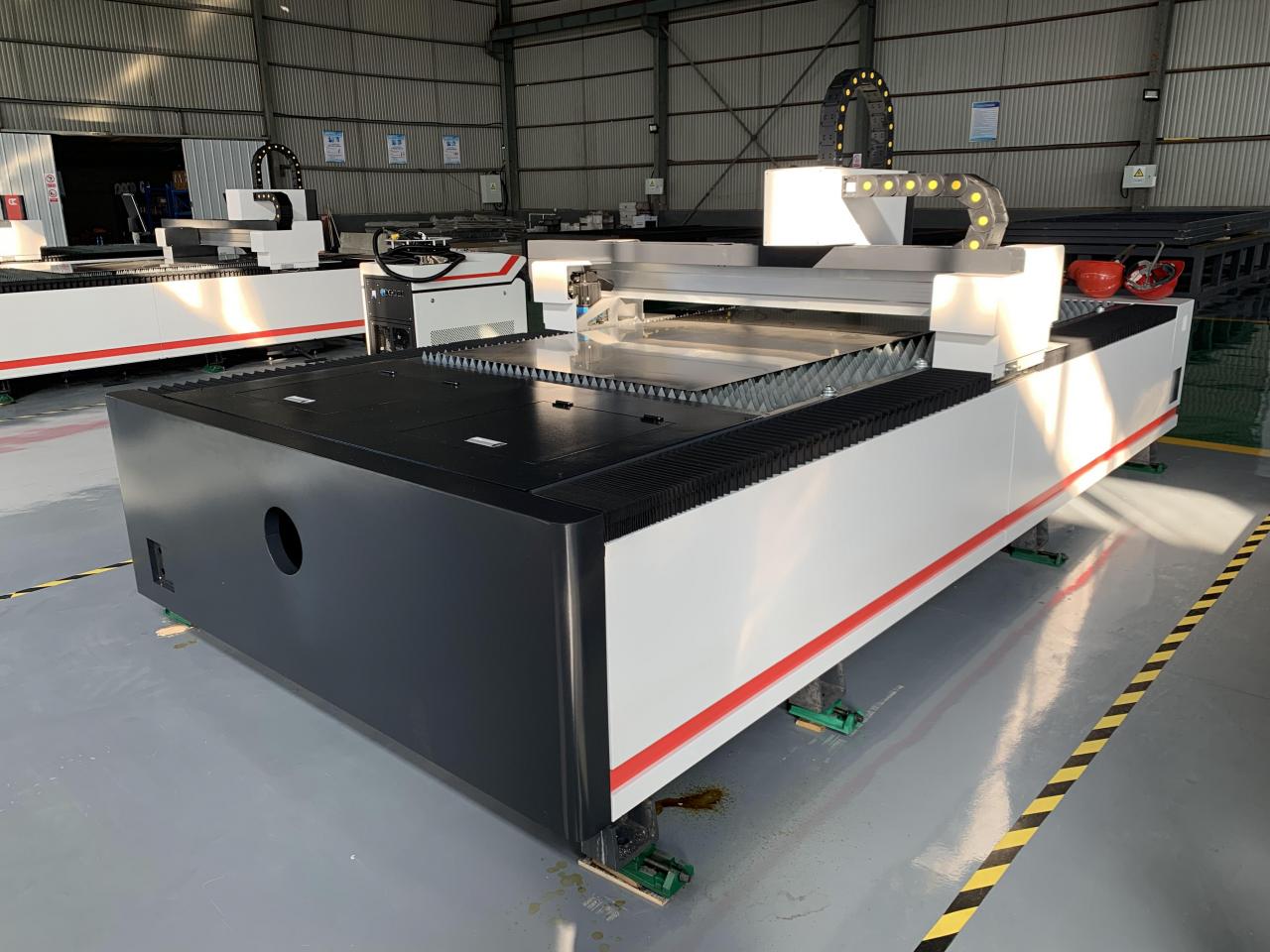 1kw 1.5kw 2kw Fiber Laser Cutting Machine For Metal Sheet Cutting 3000x1500mm 1kw 1.5kw 2kw Fiber lazer kəsmə maşını 3000x1500mm metal təbəqələrin kəsilməsi üçün