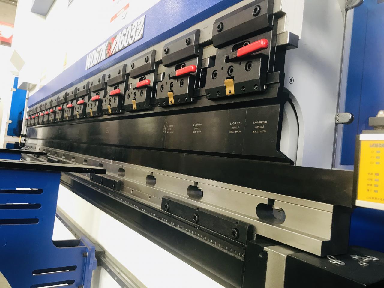 200t 300t Standart Sənaye Pres Əyləc Cnc Hidravlik Pres Əyləc Maşını