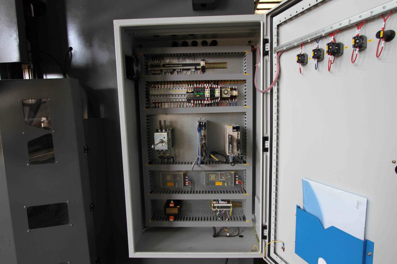 200t 300t Standart Sənaye Pres Əyləc Cnc Hidravlik Pres Əyləc Maşını