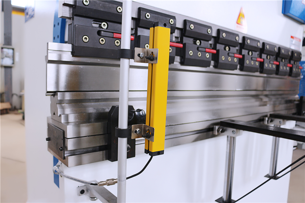 3+1 Axis Cnc Hydraulic Press Brake With Esa System Esa Sistemli 3+1 Oxlu Cnc Hidravlik Pres Əyləc