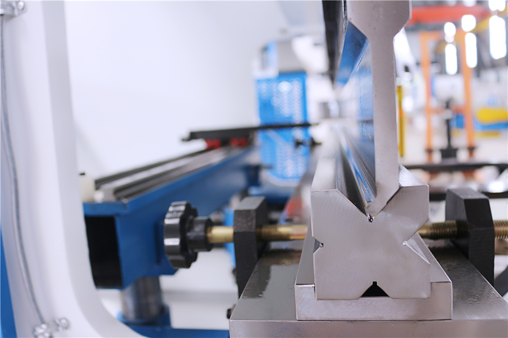 3+1 Axis Cnc Hydraulic Press Brake With Esa System Esa Sistemli 3+1 Oxlu Cnc Hidravlik Pres Əyləc