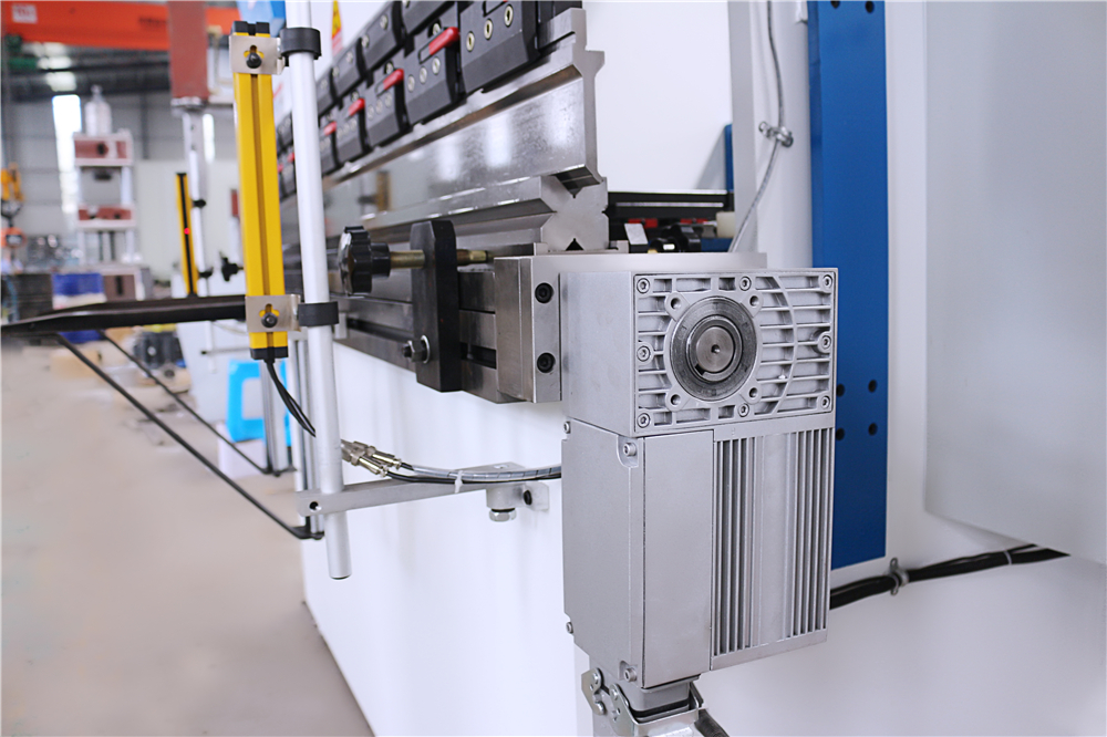 3+1 Axis Cnc Hydraulic Press Brake With Esa System Esa Sistemli 3+1 Oxlu Cnc Hidravlik Pres Əyləc