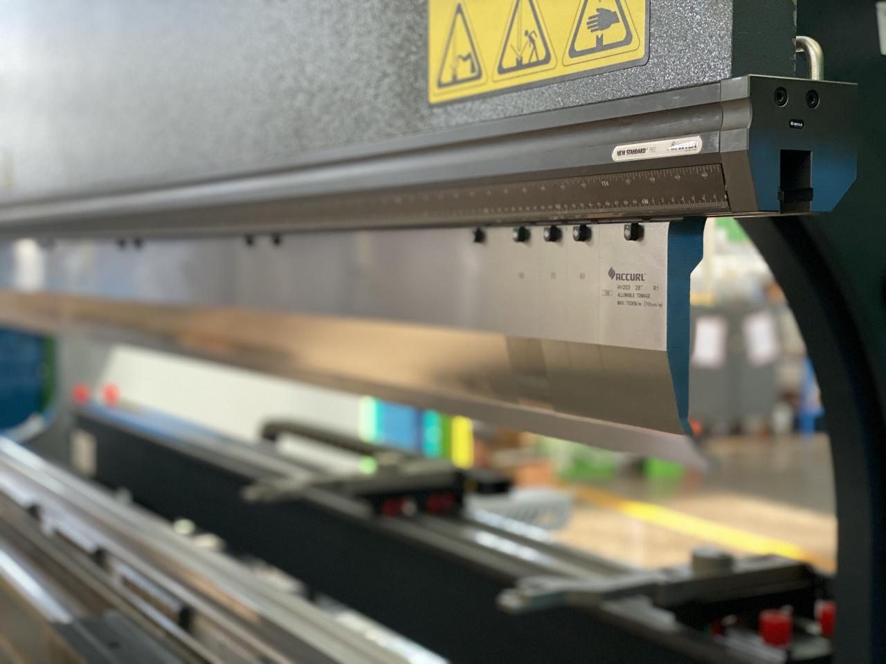 China 220t Cnc Bending Machine 6+1 Axis Hydraulic Press Brake Price Çin 220t Cnc Bükmə Makinası 6+1 Axis Hidravlik Pres Əyləc Qiyməti