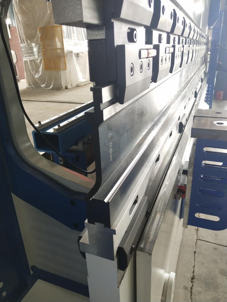 China Metal Hydraulic Press Brake Machine With Reasonable Price Çin Metal Hidravlik Pres Əyləc Maşını Münasib Qiymətlə