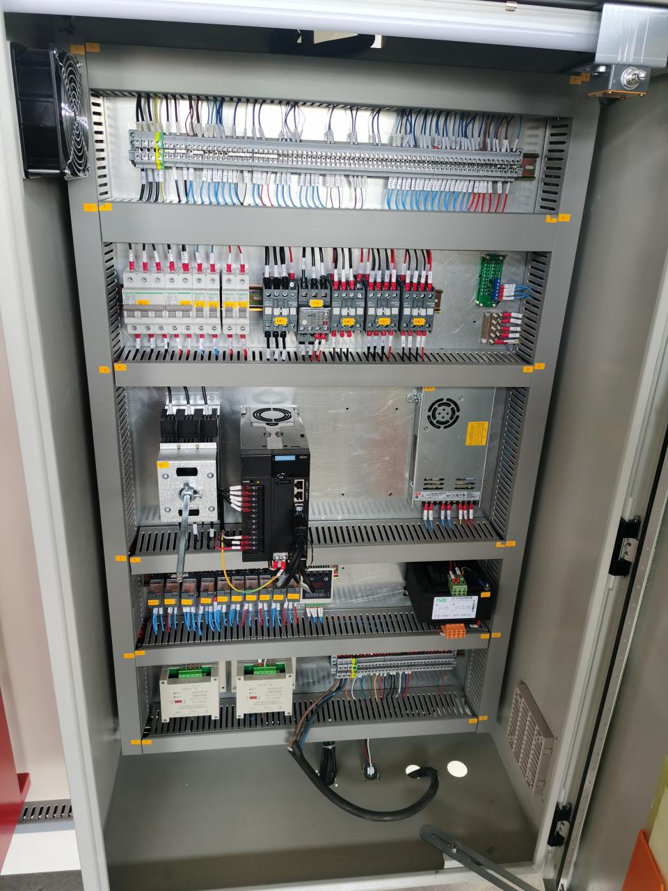 China Metal Hydraulic Press Brake Machine With Reasonable Price Çin Metal Hidravlik Pres Əyləc Maşını Münasib Qiymətlə