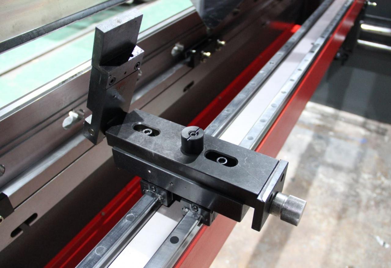 Delem Da66t 125 3+1 4+1 6+1 8+1 Cnc Hydraulic Press Brake For Metal Plate Bending Delem Da66t 125 3+1 4+1 6+1 8+1 Metal Plitələrin Bükülməsi üçün Cnc Hidravlik Pres Əyləc