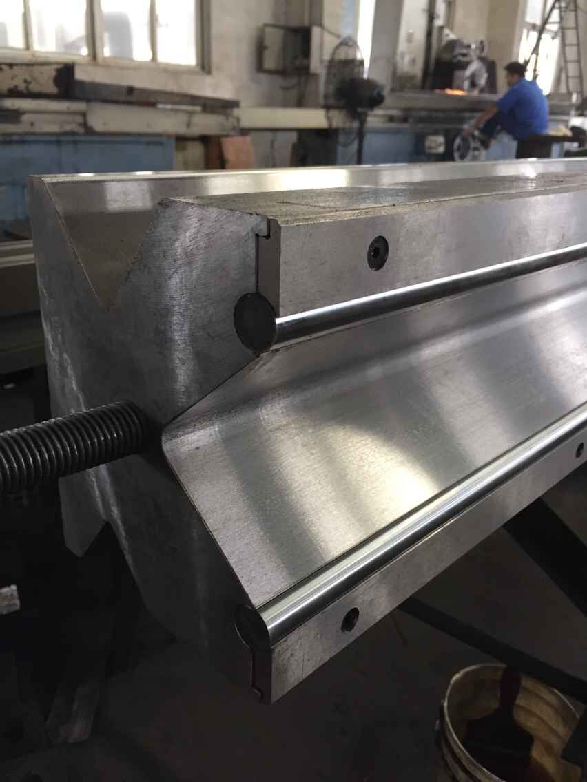 Full Automatic High Power Sheet Bending Machine And Cnc Press Brake Machine Tam Avtomatik Yüksək Güclü Vərəq Bükmə Maşını və Cnc Pres Əyləc Maşını