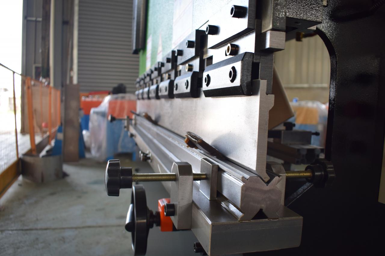 Hydraulic Sheet Metal Bending Cnc Press Brake Machine Wc67y Hidravlik Levha Bükmə Cnc Pres Əyləc Maşını Wc67y