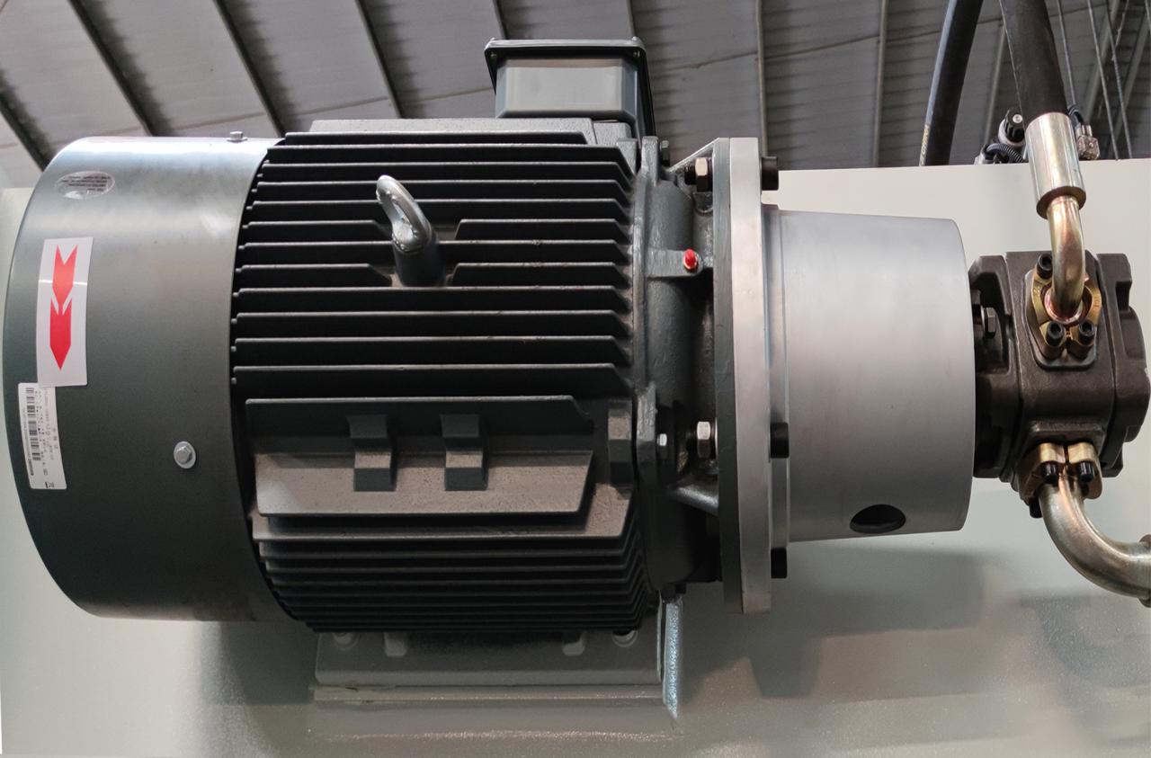 Qc11k Hidravlik Kəsmə Maşını və Levha Metal Kəsmə üçün Gilyotin Kəsmə Maşını