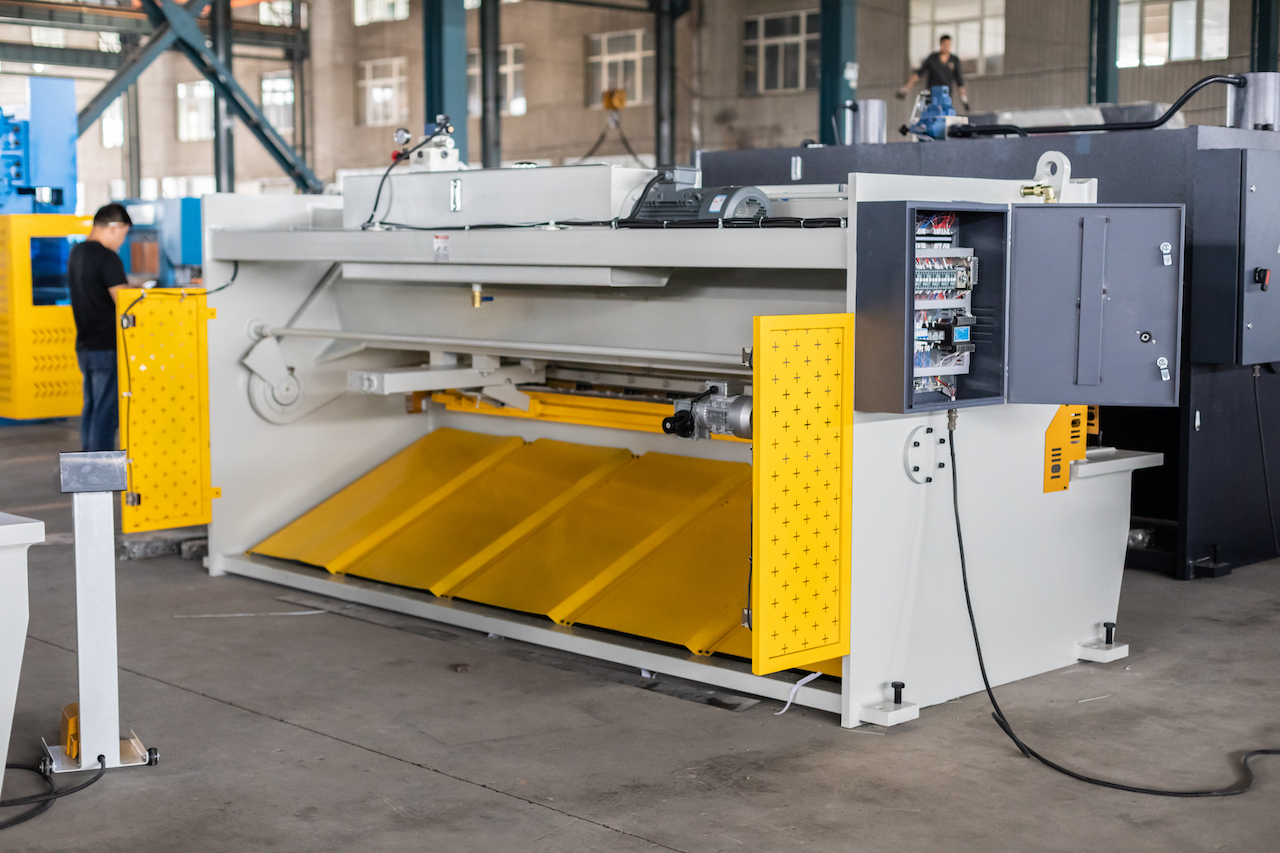 Qc11y 8x3200 vərəq kəsmə maşını Polad lövhə hidravlik kəsmə maşını