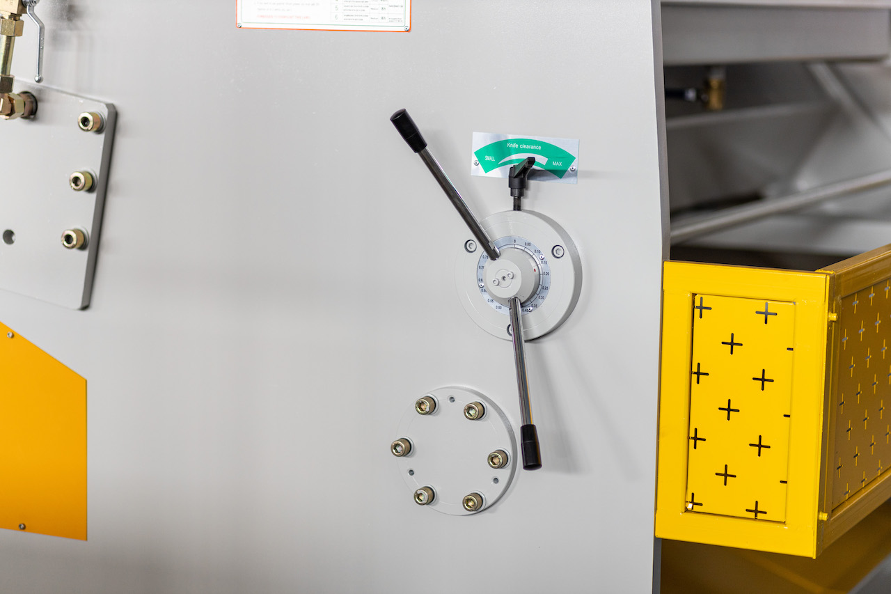 Qc11y 8x3200 vərəq kəsmə maşını Polad lövhə hidravlik kəsmə maşını