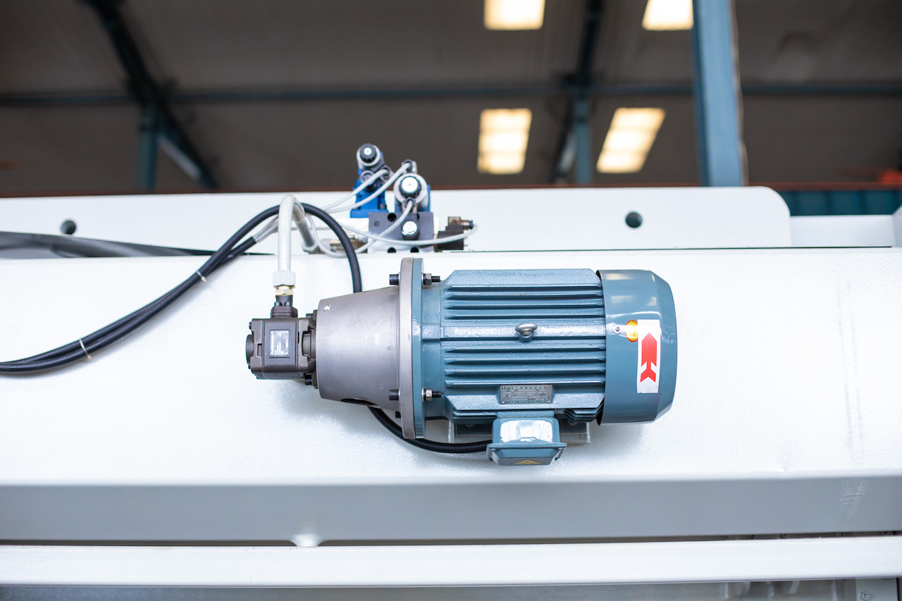 Qc11y 8x3200 Sheet Metal Shearing Machine Steel Plate Hydraulic Shearing Machine Qc11y 8x3200 vərəq kəsmə maşını Polad lövhə hidravlik kəsmə maşını