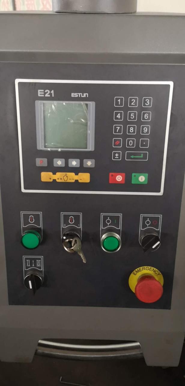 Qc12y 6x3200 Hidravlik Plitə Sürüşən Masa Gilyotin Kəsmə Maşını