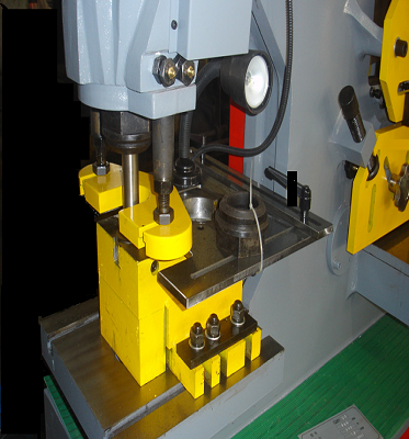 Steel Plate Angle Cutting Punching Notching Machine Hydraulic Ironworker For Sale Polad Lövhə Bucaq Kəsmə Zərbə Çəkmə Maşını Hidravlik Dəmirçi Satılır