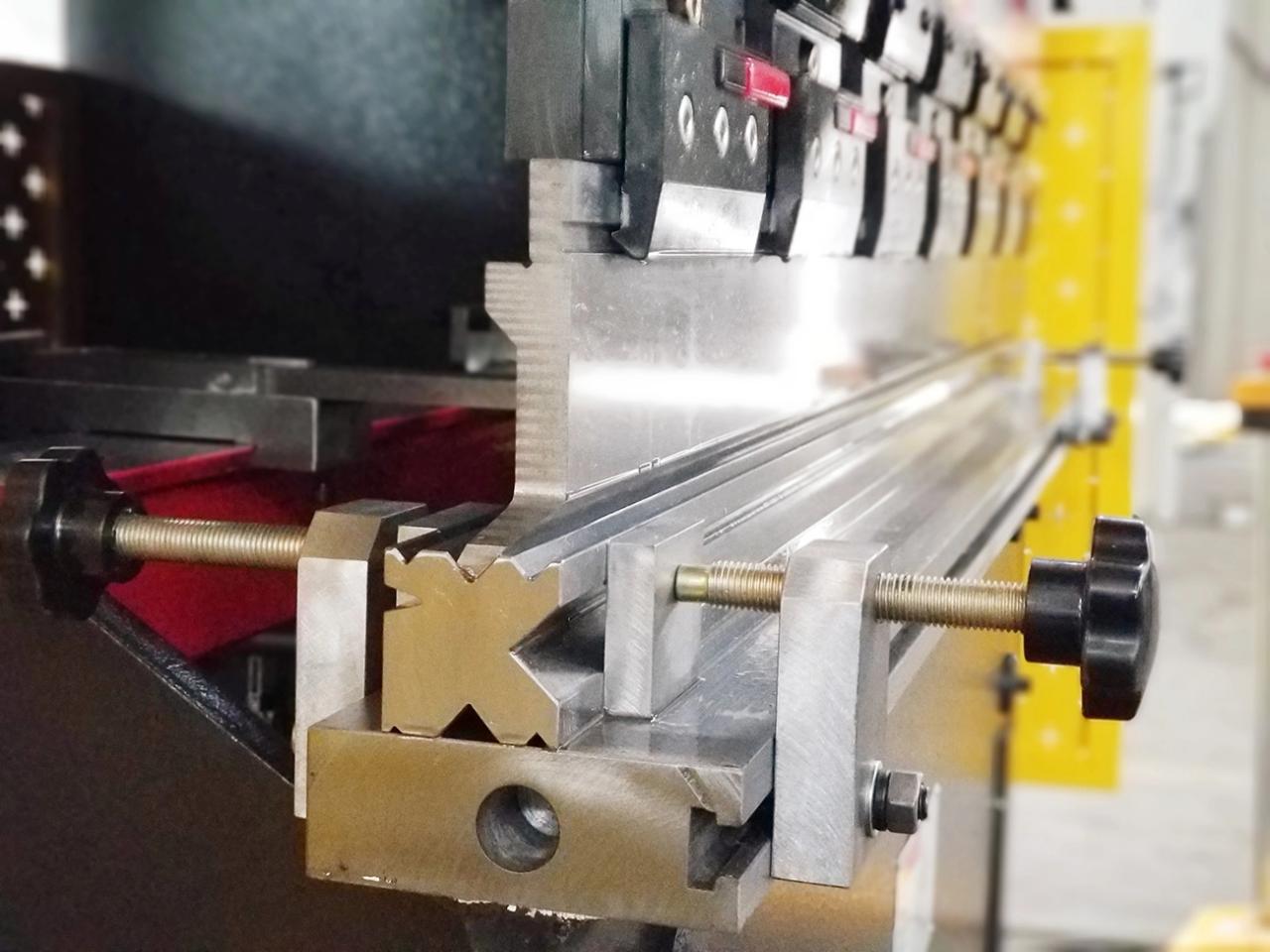Dəmir Metal Polad Plitə üçün Wc67k 100 Ton 200 Ton Hidravlik Cnc Pres Əyləc Maşını